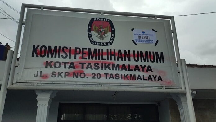 Mahasiswa segel KPU Kota Tasikmalaya