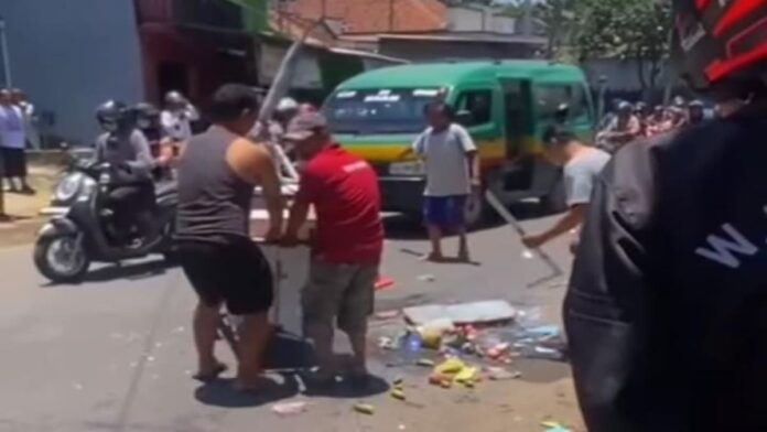 pedagang rujak tewas terhantam ban truk kontainer