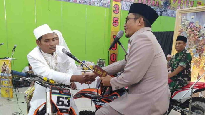 Viral, Pengantin di Magelang Gelar Ijab Kabul Unik di Atas Motor Trail, Mahar 10 Kg Beras