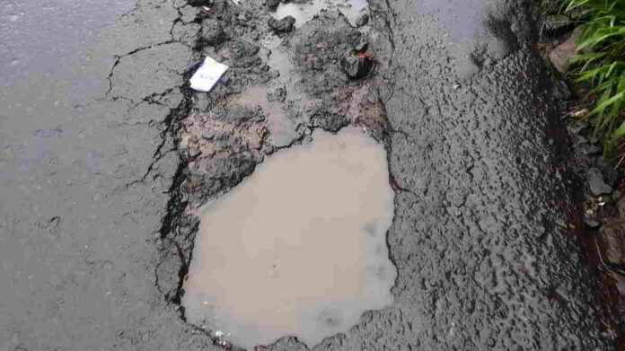 Jalan Kabupaten Berlubang