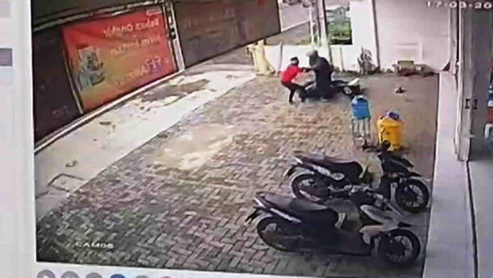 Pegawai Perempuan Alfamart di Tasikmalaya