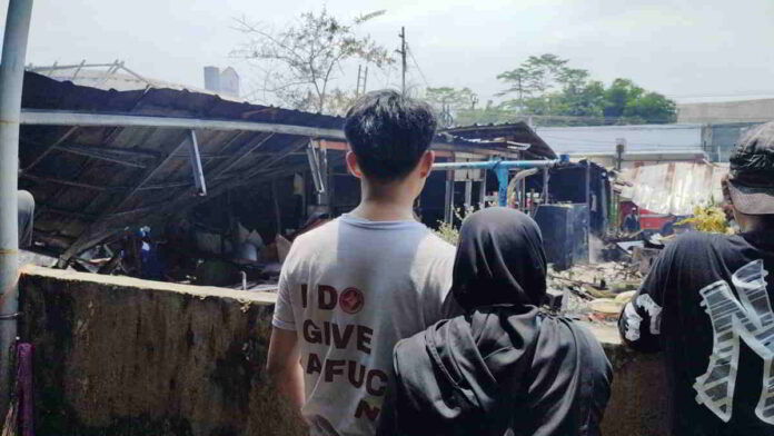 Kios Hangus Terbakar