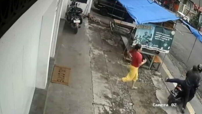 Detik-detik seorang nenek dijambret
