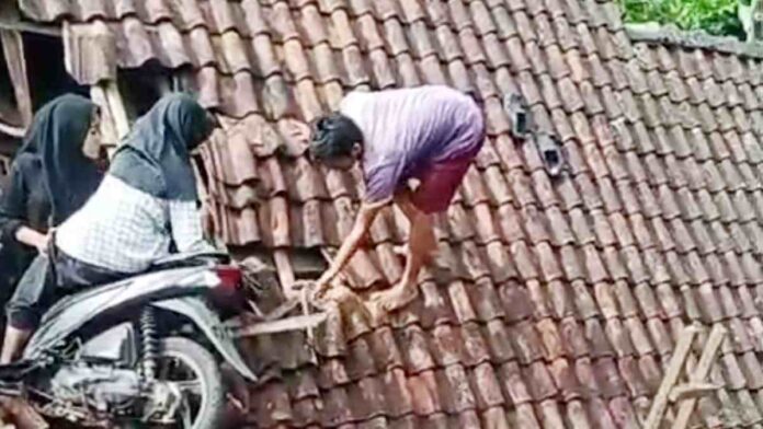 Cerita Pengendara Motor yang Nyangkut ke Genteng Rumah Warga di Tasikmalaya