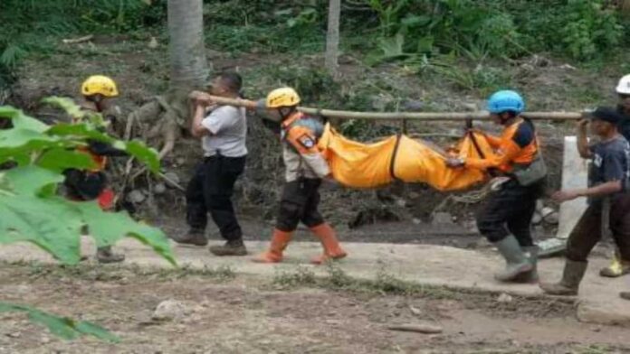 evakuasi jasad korban banjir bandang Cipongkor