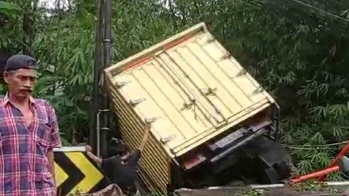 Hindari Tabrakan dengan Pick Up, Mobil Box Hantam Jembatan dan Nyaris Nyemplung ke Sungai di Banjarsari Ciamis