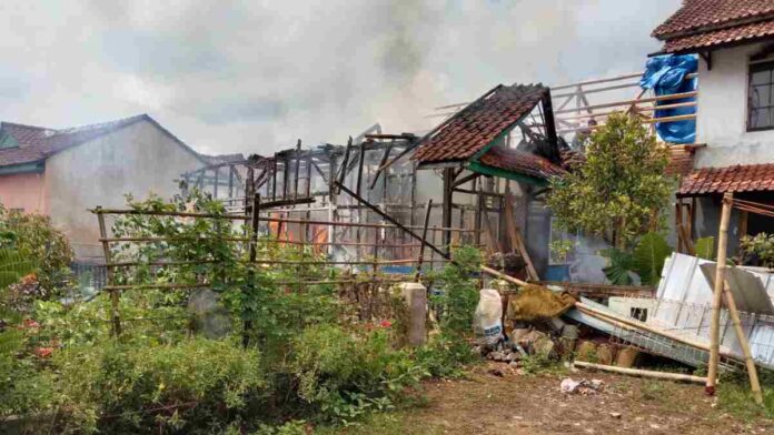 Rumah Semi Permanen di Desa Linggapura Ciamis Ludes Terbakar