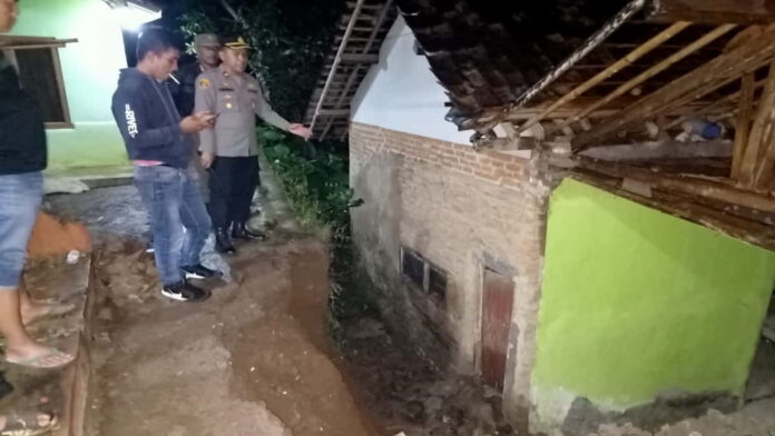 Jalan Amblas Timpa Rumah di Garut