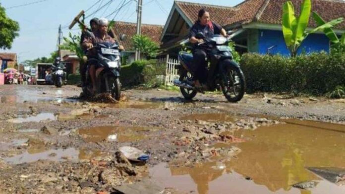 Jalan rusak di Ngamprah Bandung Barat