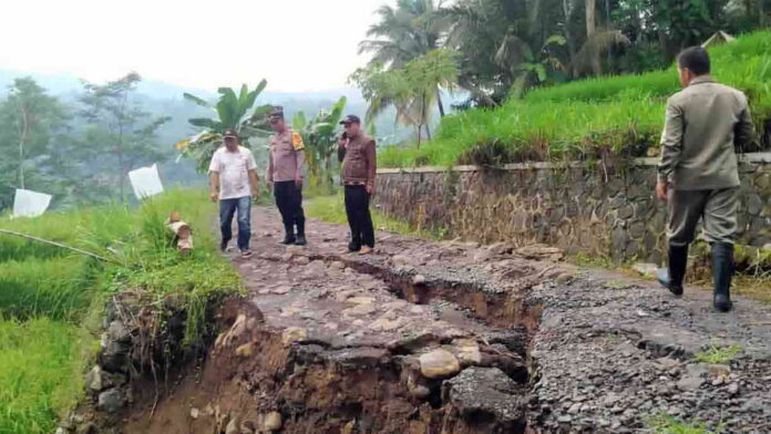 Jalan di Garut Longsor