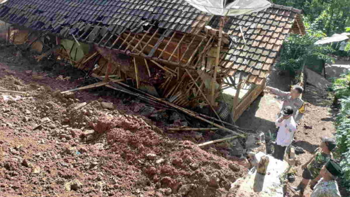 Longsor Tebing di Garut Timpa 1 Rumah, Warga Diimbau Waspada