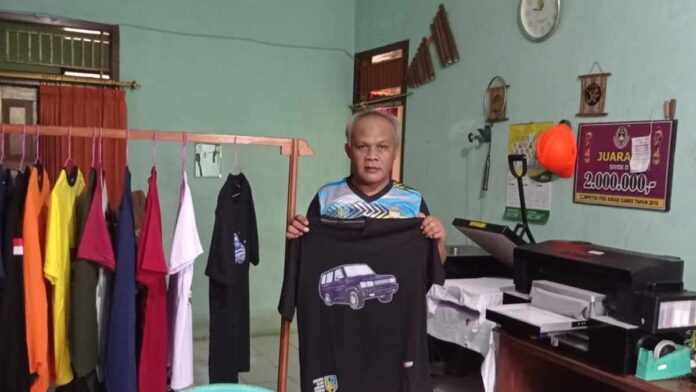 Mengintip Aktivitas Kuwu Adang, Kades Cijeungjing Ciamis yang Jalankan Usaha Sablon Kaos untuk Penghasilan Tambahan