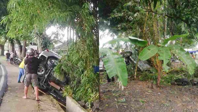 Mobil Terbalik Masuk Parit di Banjarsari Ciamis
