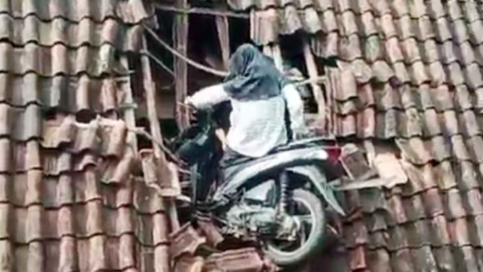 Motor Terbang Nyangkut ke Genteng Rumah Warga di Tasikmalaya