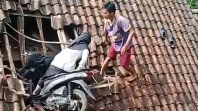 Motor terbang ke atas genteng di Tasikmalaya