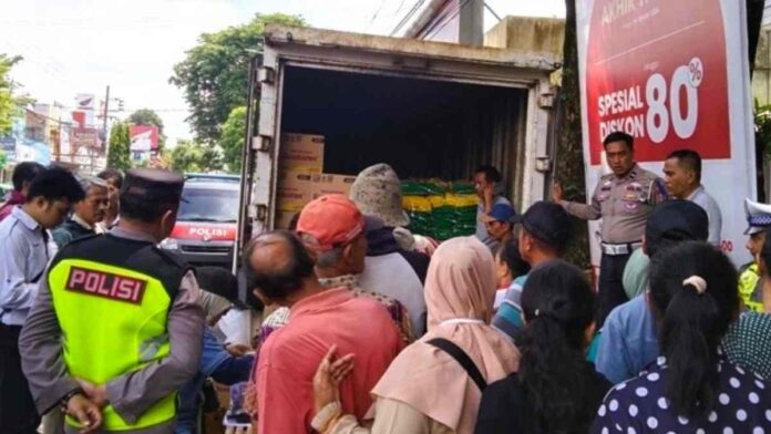 Operasi Pasar Murah di Malang, Ratusan Warga Rela Antre Berjam-jam Demi Beras dan Minyak Goreng