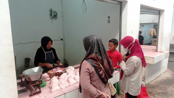 Pedagang Daging Ayam di Pasar Manis Ciamis Keluhkan Sepi Pembeli