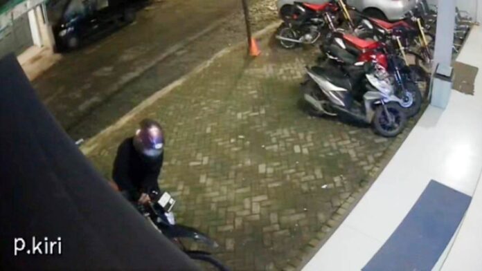 Pelaku Pencurian Motor di Garut Terekam CCTV