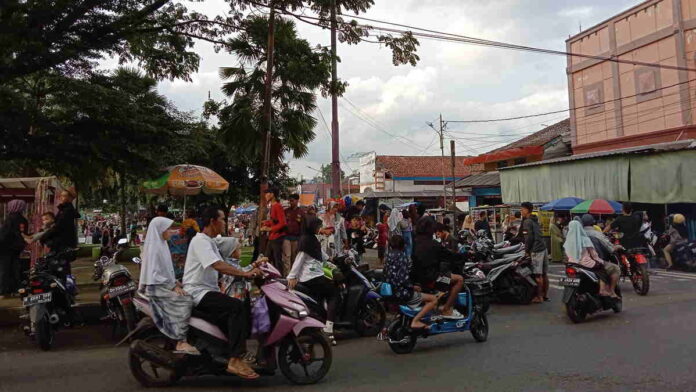 Taman Surawisesa Kawali Ciamis Dipenuhi Warga yang Ngabuburit