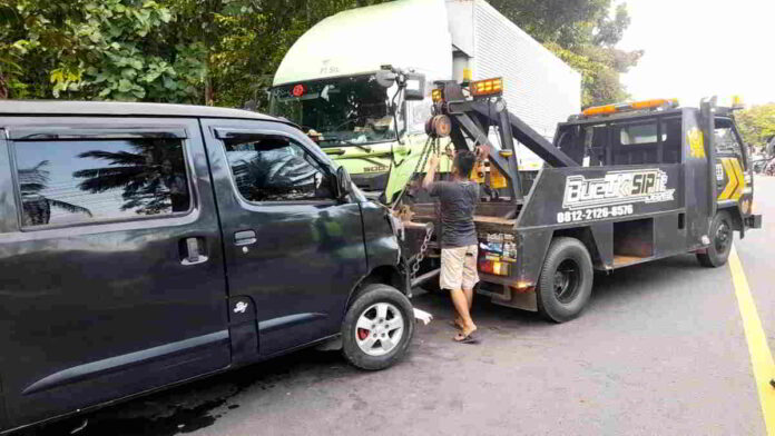 Minibus Tabrak Truk Tronton