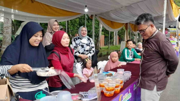 Warga Memilih Ngabuburit di Festival Ramadan Dadaha Tasikmalaya