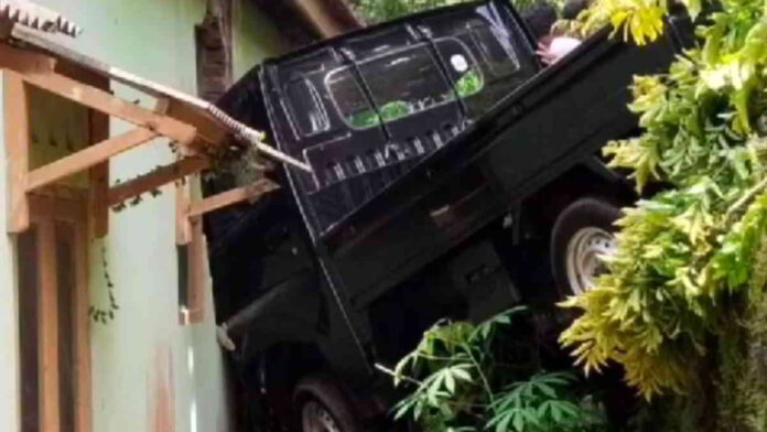 Viral Mobil Tabrak Rumah