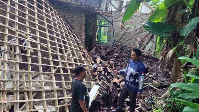 rumah ambruk nyaris rata dengan tanah