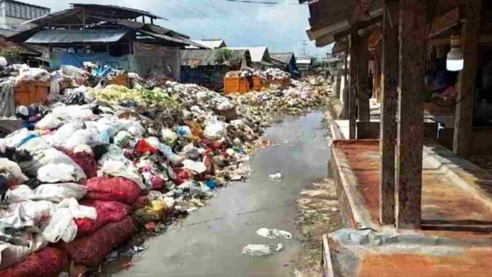 Lautan Sampah di Pasar Cikurubuk