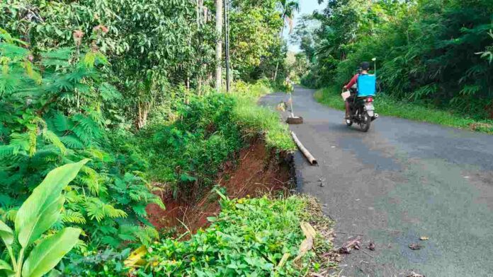 Bahu Jalan Cigugur Pangandaran Longsor, Pengendara Diminta Berhati-hati