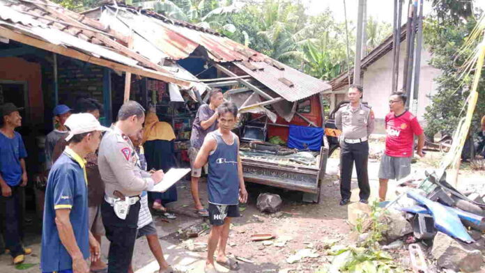 Diduga Lalai, Pengemudi Pikap Serempet Pejalan Kaki Lalu Tabrak Rumah Warga di Pamarican Ciamis