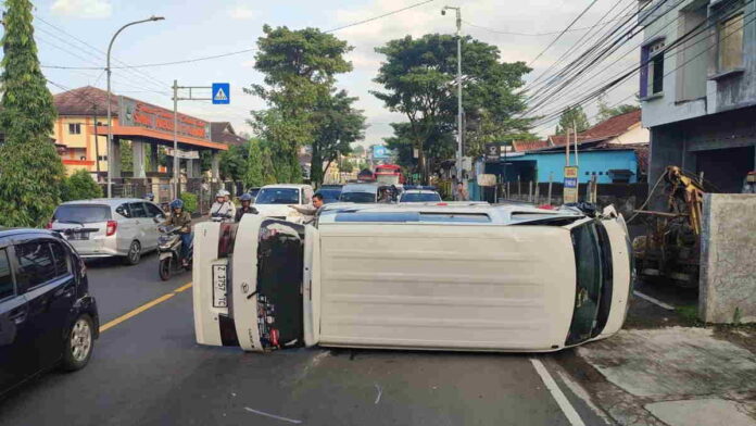 Diduga Sopir Mengantuk, Mobil Luxio Terguling di Jalur Mudik Ciamis