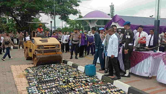 Jelang Lebaran, Ribuan Botol Miras dan Knalpot Brong Dimusnahkan Polres Ciamis