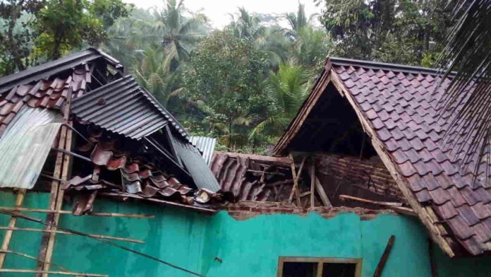 Kasihan, Dua Rumah Warga Tambaksari Ciamis Ambruk Saat Diguyur Hujan