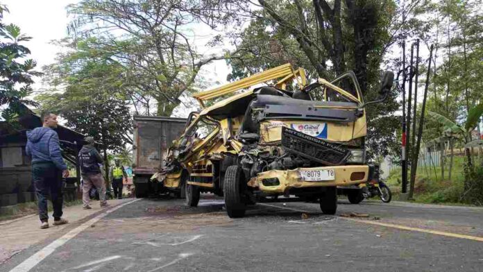 Kecelakaan Truk dengan Truk di Jalur Mudik Garut