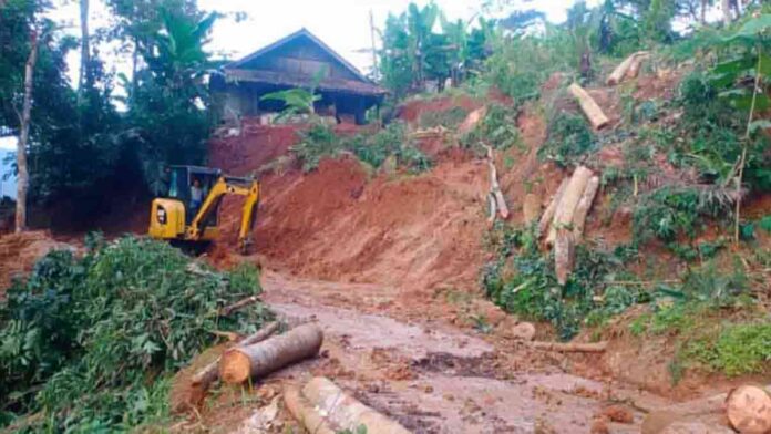 Longsor tutup akses jalan