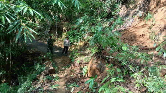 Longsor tutup akses jalan di Bungbulang Garut