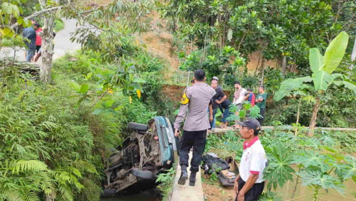 Mobil Malah Masuk Jurang di Garut
