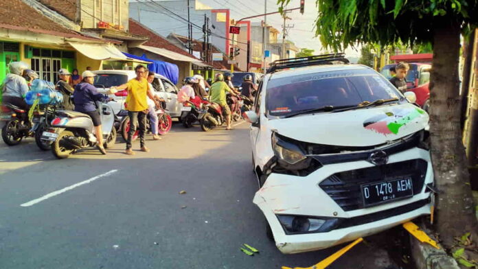 Mobil seruduk pohon di Kota Banjar