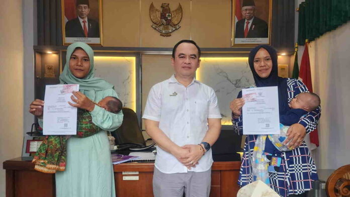 One Day Service, Kadisdukcapil Ciamis Serahkan Akta Kelahiran, KIA dan KK