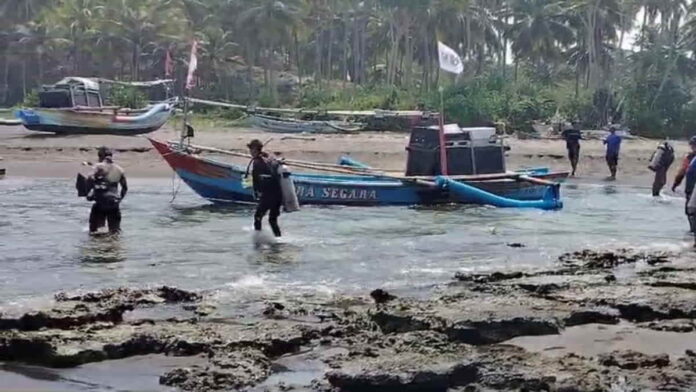 Pencarian korban terbawa arus Pantai Muaragatah Pangandaran