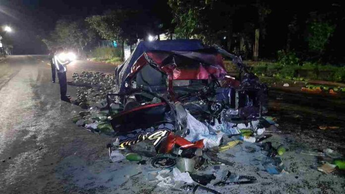 Pikap Tabrak Truk
