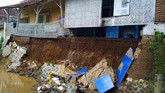 Pondasi Longsor, Sebuah Rumah di Maleber Ciamis Terancam Ambruk