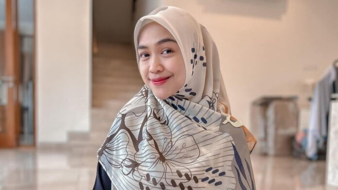 Ria Ricis Cium Tangan Teuku Ryan Saat Sidang Cerai Lanjutan
