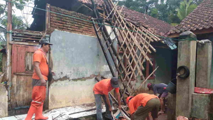 Tim Oranye Desa Mekarjaya Ciamis Gercep Bantu Bersihkan Material Rumah Warga yang Rusak Akibat Gempa