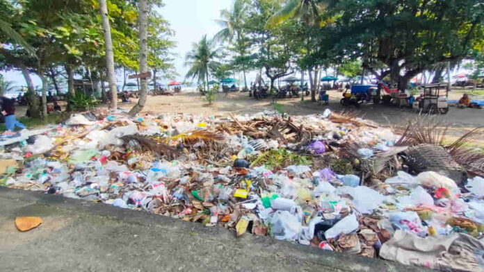 Lebaran Sampah di Pantai Pangandaran