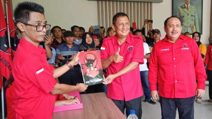 Ujang Endin Indrawan daftar penjaringan bacalon Bupati Pangandaran ke PDI Perjuangan