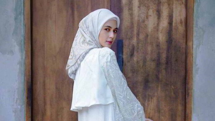 Paula Verhoeven Tampil Berhijab