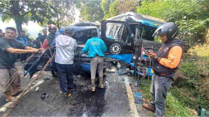 mobil bak terbuka