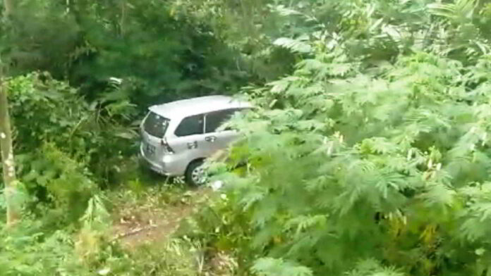 Mobil Minibus Terjun Bebas
