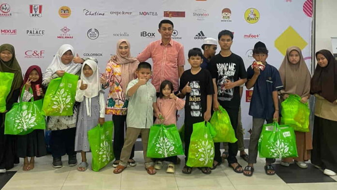 Bachyuni Deliansyah bersama istri ajak anak yatim belanja ke mall di Jambi